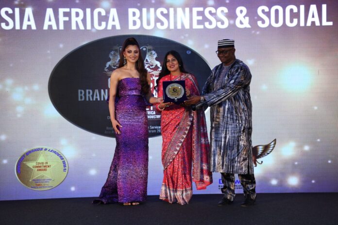 Bong woman receives the Black Swan Award for “Women Empowerment” in UAE